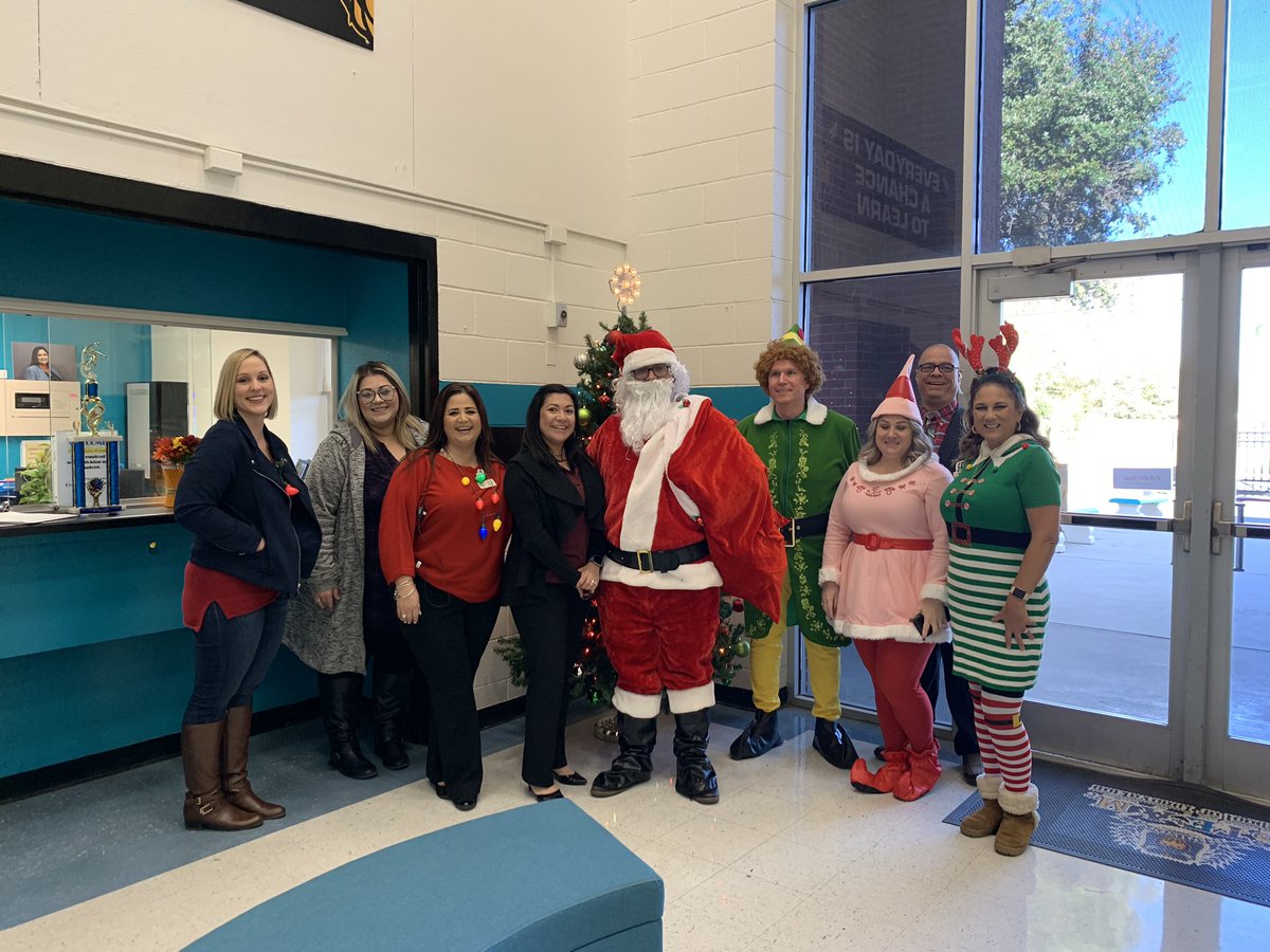 eisd_PEIMS's tweet photo. Spreading the Cheer at Brentwood STEAM Academy!   #eisd_it  @EISDTechDir  @jettkim  @rfoster1011  @EISD_MDT @ebeniflah2002  @brenfig79 @Brentwood_STEAM https://t.co/A8HFaTrq5A