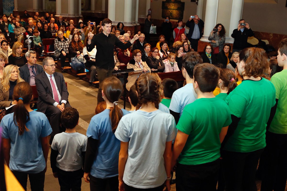 Enrique Ossorio (@eossoriocrespo) on Twitter photo Esta tarde hemos pasado un rato muy agradable en el concierto de Navidad que han ofrecido los centros educativos ganadores del XV Certamen de Coros Escolares de la <a href="/ComunidadMadrid/">Comunidad de Madrid</a>, en el que han participado más de 3.000 alumnos y 77 colegios de toda la región. Esta tarde hemos pasado un rato muy agradable en el concierto de Navidad que han ofrecido los centros educativos ganadores del XV Certamen de Coros Escolares de la <a href="/ComunidadMadrid/">Comunidad de Madrid</a>, en el que han participado más de 3.000 alumnos y 77 colegios de toda la región.