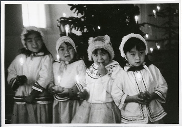 Kuvianak Inovia
Merry Christmas

Picture is from 1971 Christmas candle light service. Little girl on the left is one of my Aunts, they were singing 'Silent Night'

youtube.com/watch?v=ZUnWbc…

Beatrice Deer recorded an awesome version of the song.