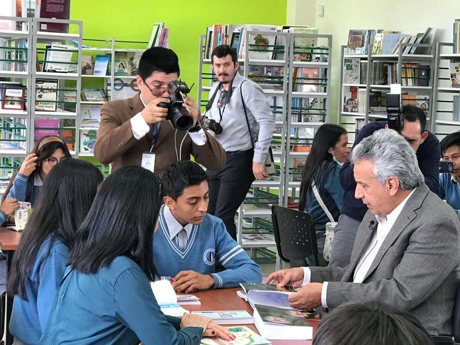 Educacion_Ec's tweet photo. #EducaciónParaTodos | El presidente, @Lenin Moreno, junto a la ministra @monserratcream1, recorren la biblioteca, el rincón de dramatizaciones, el aula de expresión corporal y el rincón de lectura de la UE Equinoccio San Antonio, reafirmando su compromiso con la comunidad. https://t.co/S5EIkohfCV