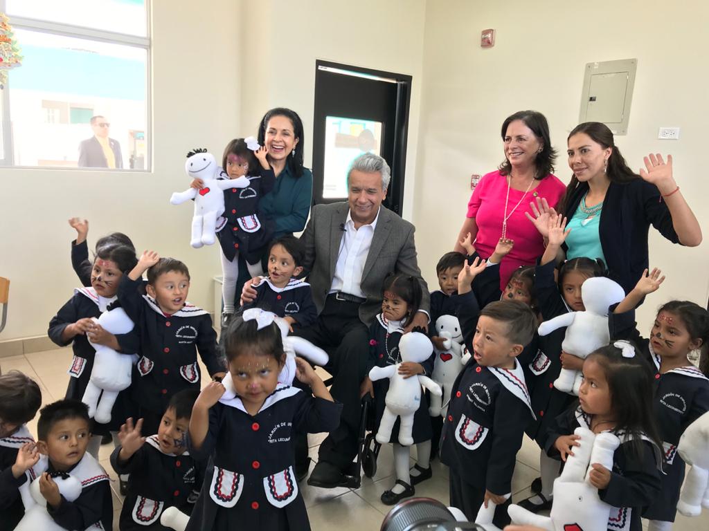 Educacion_Ec's tweet photo. #EducaciónParaTodos | El presidente, @Lenin Moreno, junto a la ministra @monserratcream1, recorren la biblioteca, el rincón de dramatizaciones, el aula de expresión corporal y el rincón de lectura de la UE Equinoccio San Antonio, reafirmando su compromiso con la comunidad. https://t.co/S5EIkohfCV