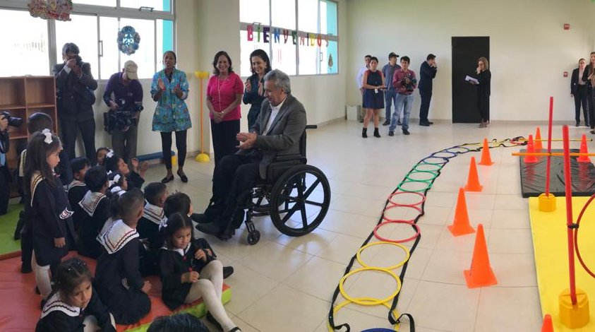 Educacion_Ec's tweet photo. #EducaciónParaTodos | El presidente, @Lenin Moreno, junto a la ministra @monserratcream1, recorren la biblioteca, el rincón de dramatizaciones, el aula de expresión corporal y el rincón de lectura de la UE Equinoccio San Antonio, reafirmando su compromiso con la comunidad. https://t.co/S5EIkohfCV