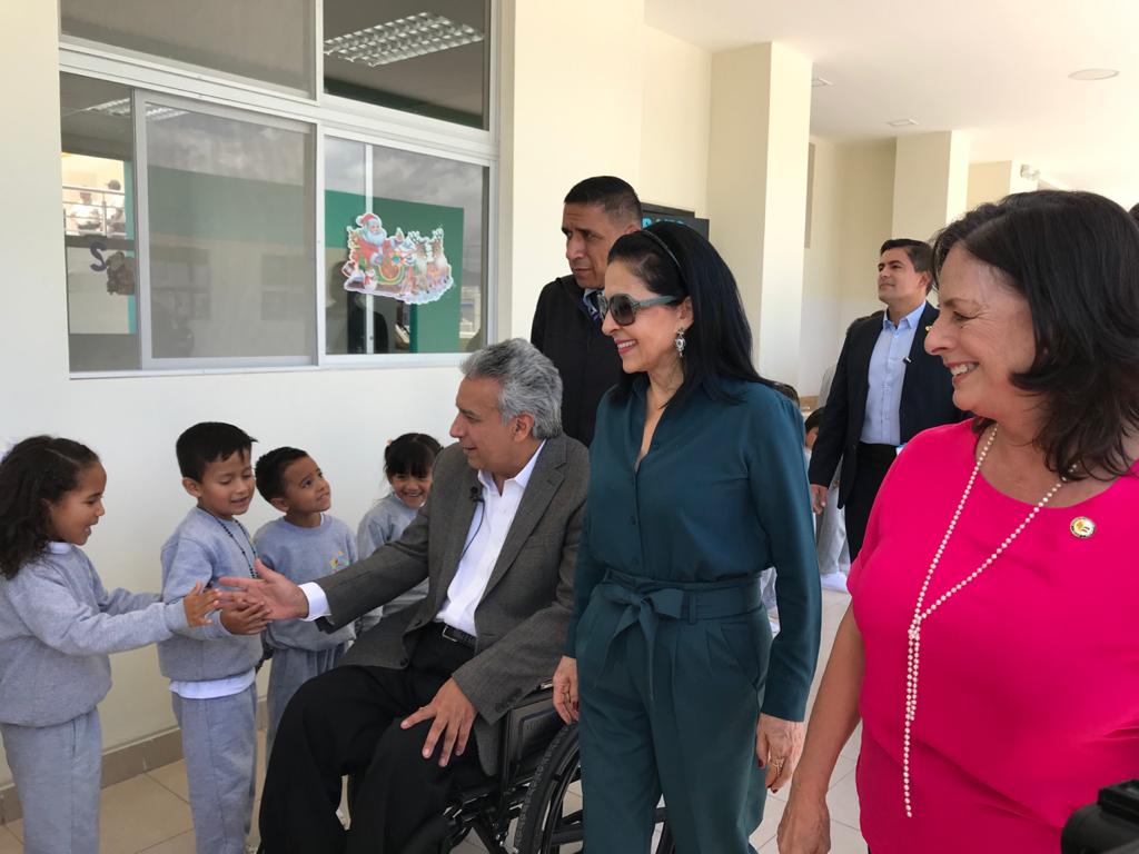 Educacion_Ec's tweet photo. #EducaciónParaTodos | El presidente, @Lenin Moreno, junto a la ministra @monserratcream1, recorren la biblioteca, el rincón de dramatizaciones, el aula de expresión corporal y el rincón de lectura de la UE Equinoccio San Antonio, reafirmando su compromiso con la comunidad. https://t.co/S5EIkohfCV
