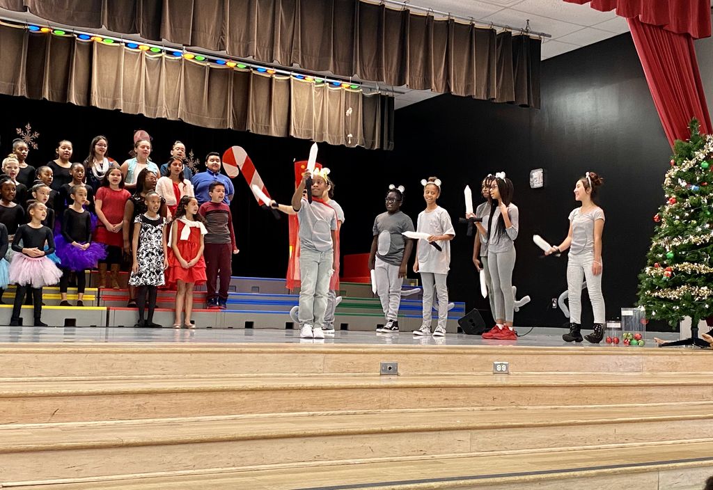 JeterElem's tweet photo. DJE proudly presents the Nutcracker! Our actors, singers, and dancers did an incredible job! They told the story of the Nutcracker through song and dance and we are so proud of them!! #JaguarPride #PawsUp 🐾 https://t.co/Wc43tLEc3a