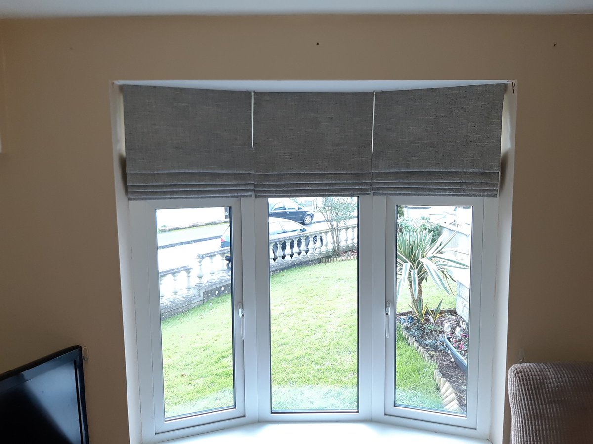 BrantryBlinds's tweet photo. Last fit from today.
These stunning "thea-steel blue" blackout roman blinds were fitted in this bay window earlier.
Fitted on deluxe headrails with chrome chain controls.  The perfect solution for this window, no need for bulky curtains. ❤❤❤ https://t.co/EnkyZqqgJL
