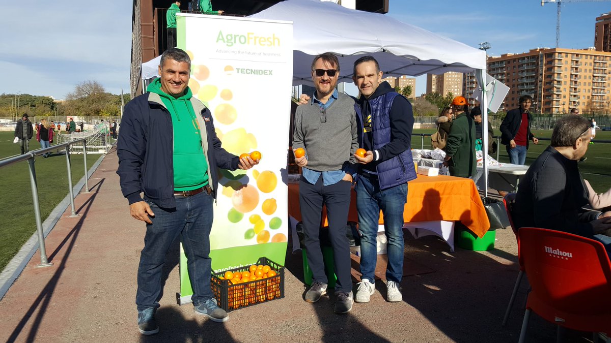 valenciarugby's tweet photo. 🍊🍊Y como no, éxito de la iniciativa de los Terceros Tiempos sostenibles y saludables con el reparto de zumo de naranja natural este sábado.♻️ #TotsSumem #RugbyyValores #RugbyyDiversión https://t.co/p0ZrULVV6o