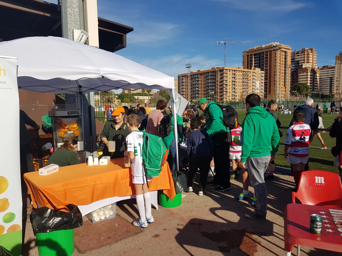 valenciarugby's tweet photo. 🍊🍊Y como no, éxito de la iniciativa de los Terceros Tiempos sostenibles y saludables con el reparto de zumo de naranja natural este sábado.♻️ #TotsSumem #RugbyyValores #RugbyyDiversión https://t.co/p0ZrULVV6o