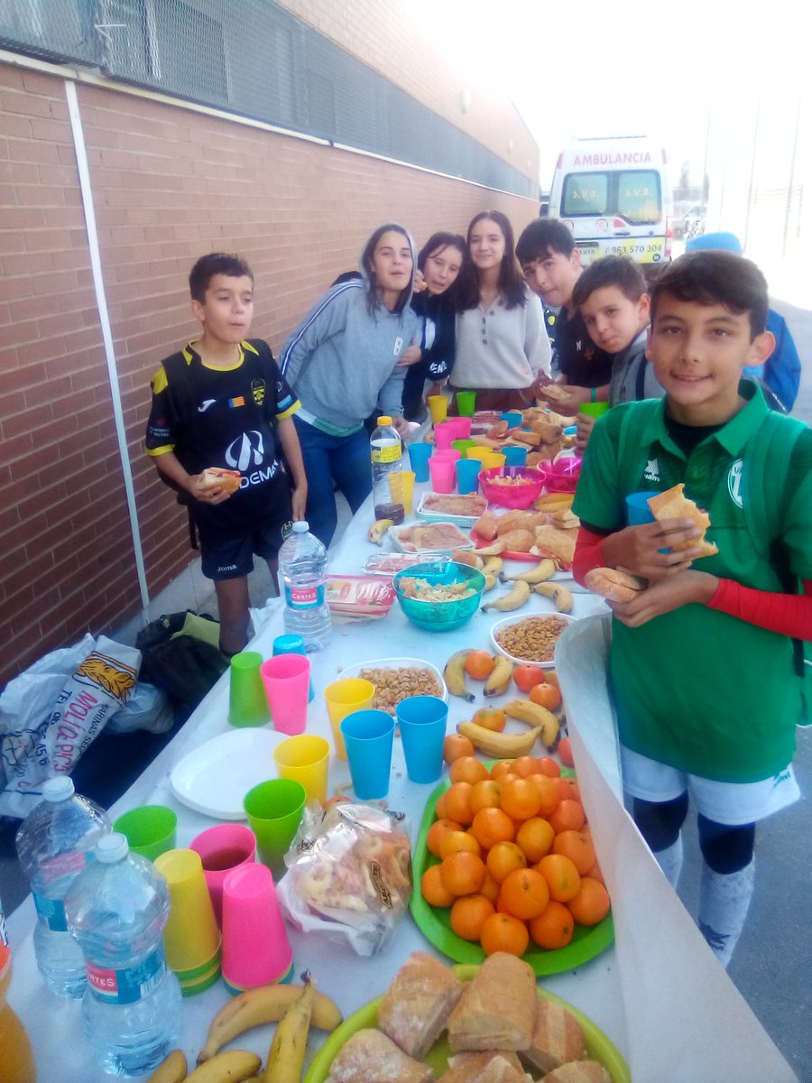 valenciarugby's tweet photo. 🍊🍊Y como no, éxito de la iniciativa de los Terceros Tiempos sostenibles y saludables con el reparto de zumo de naranja natural este sábado.♻️ #TotsSumem #RugbyyValores #RugbyyDiversión https://t.co/p0ZrULVV6o