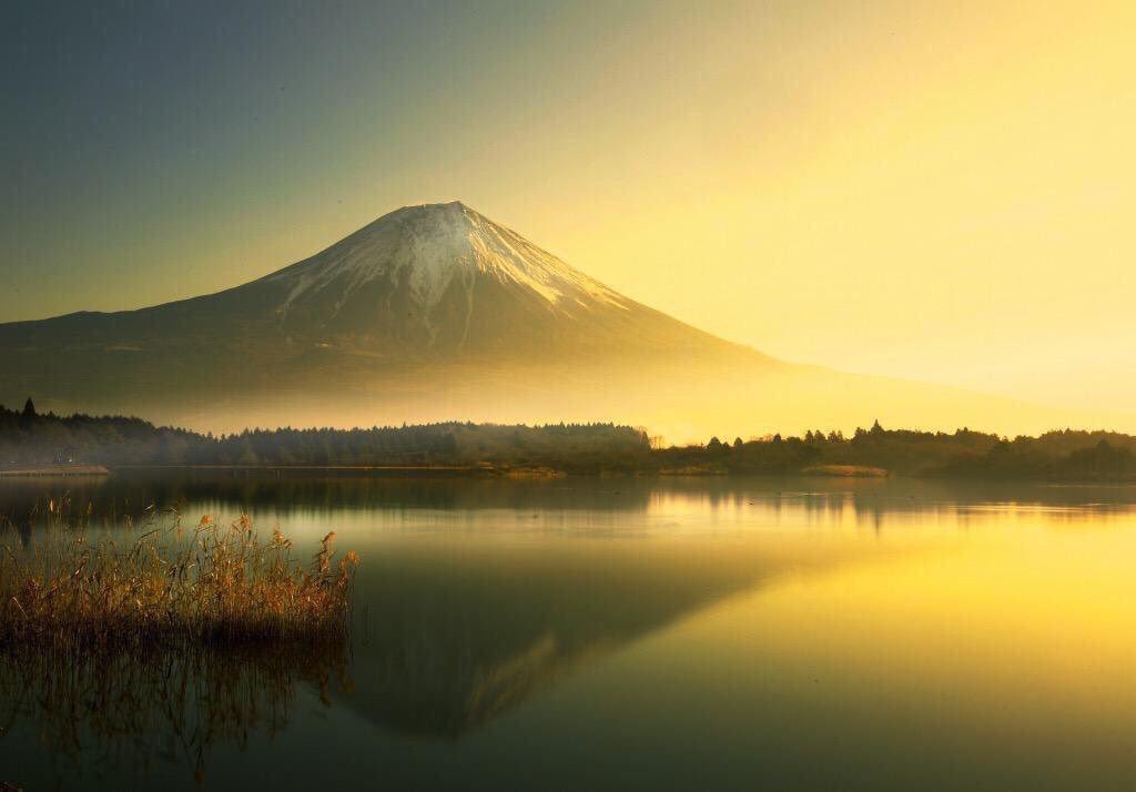 Sunrise at Mount Fuji, Japan | Photography by ©Noriko Nagaiwa