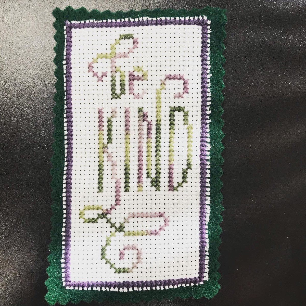 ImperfectionsN's tweet photo. Be Kind (Felt; cross stitch on 14-ct. Aida cloth.) Inspired by @RachelMiner1. @hideouttheatre @randomactsorg @mishacollins #craftinpublic #crossstitch ##kindnessheroes https://t.co/XFbS323Tfl