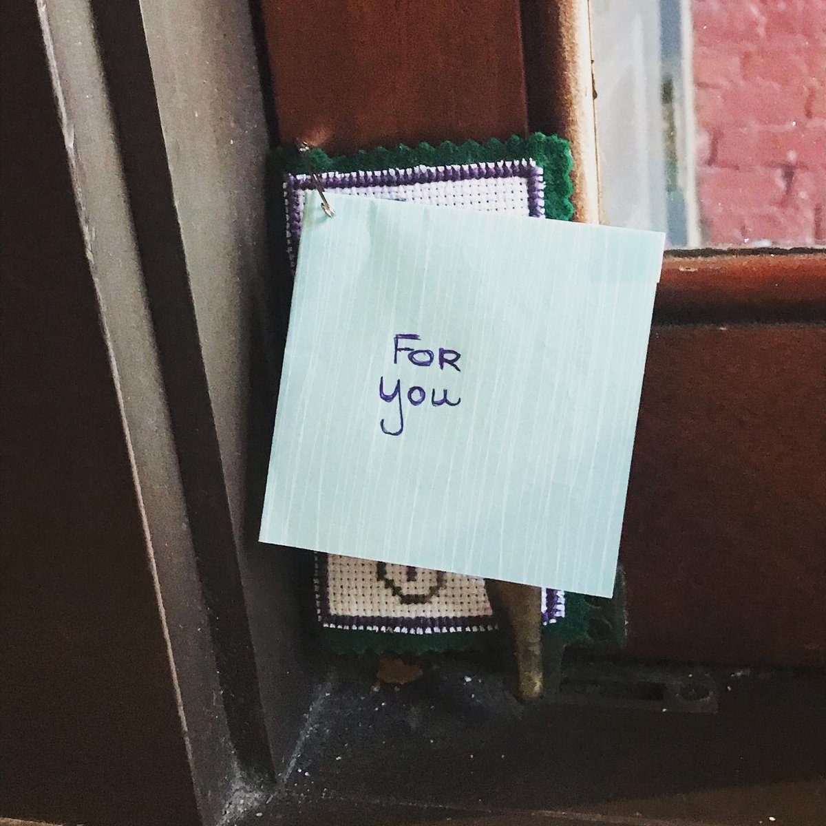 ImperfectionsN's tweet photo. Be Kind (Felt; cross stitch on 14-ct. Aida cloth.) Inspired by @RachelMiner1. @hideouttheatre @randomactsorg @mishacollins #craftinpublic #crossstitch ##kindnessheroes https://t.co/XFbS323Tfl
