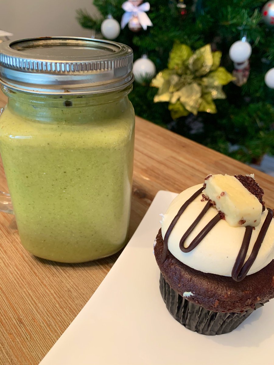 Life is all about balance! Green smoothie and nanimo bar cupcake! 😍 #balance #cupcake #vegan
