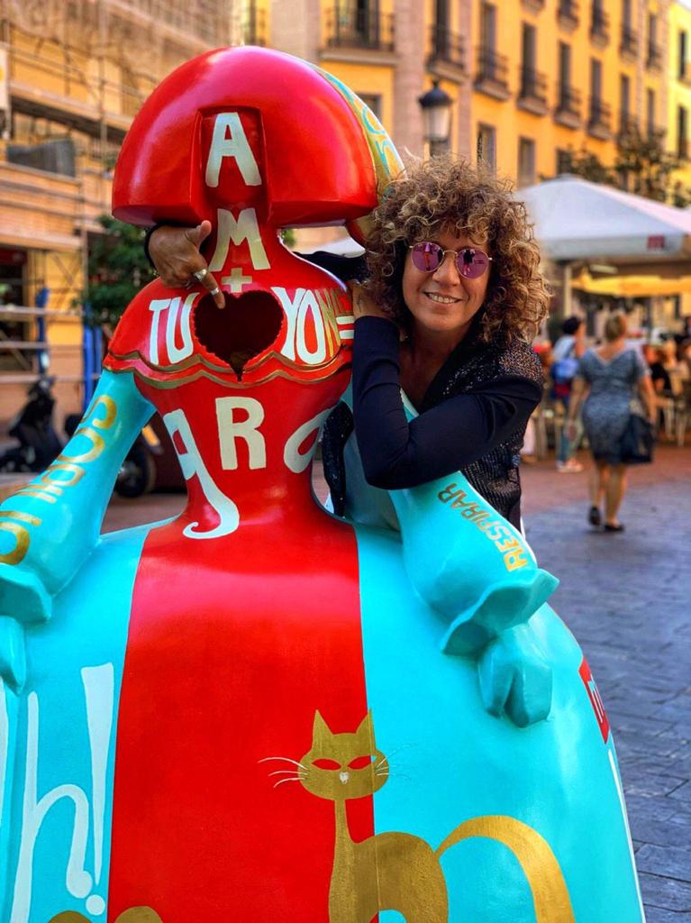 RosanaOficial's tweet photo. Gracias al cariño que le habéis dado a la Menina, ha sido seleccionada entre unas pocas para ser subastada en @Sothebys y ha alcanzado un valor de… ¡3.000€ que irán íntegramente destinados a la @FundAladina! Gracias por compartir vuestros deseos con #ElCorazonDeLaMenina ❤ https://t.co/sSDWzOK8Ar