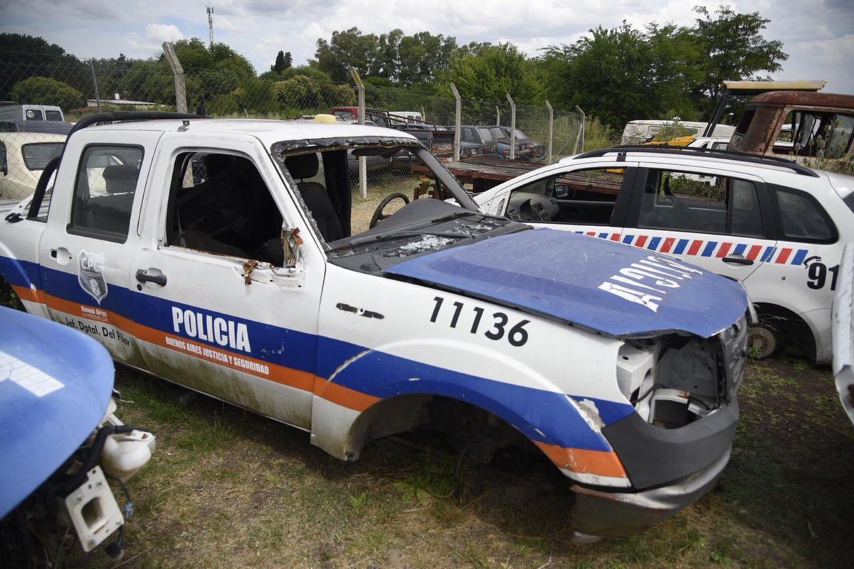 LaurentPilar's tweet photo. Hace meses que los móviles de la Policía están parados en el depósito judicial esperando que se les asigne presupuesto para ser arreglados. Inseguridad y #TierraArrasada https://t.co/2od13qbx8S