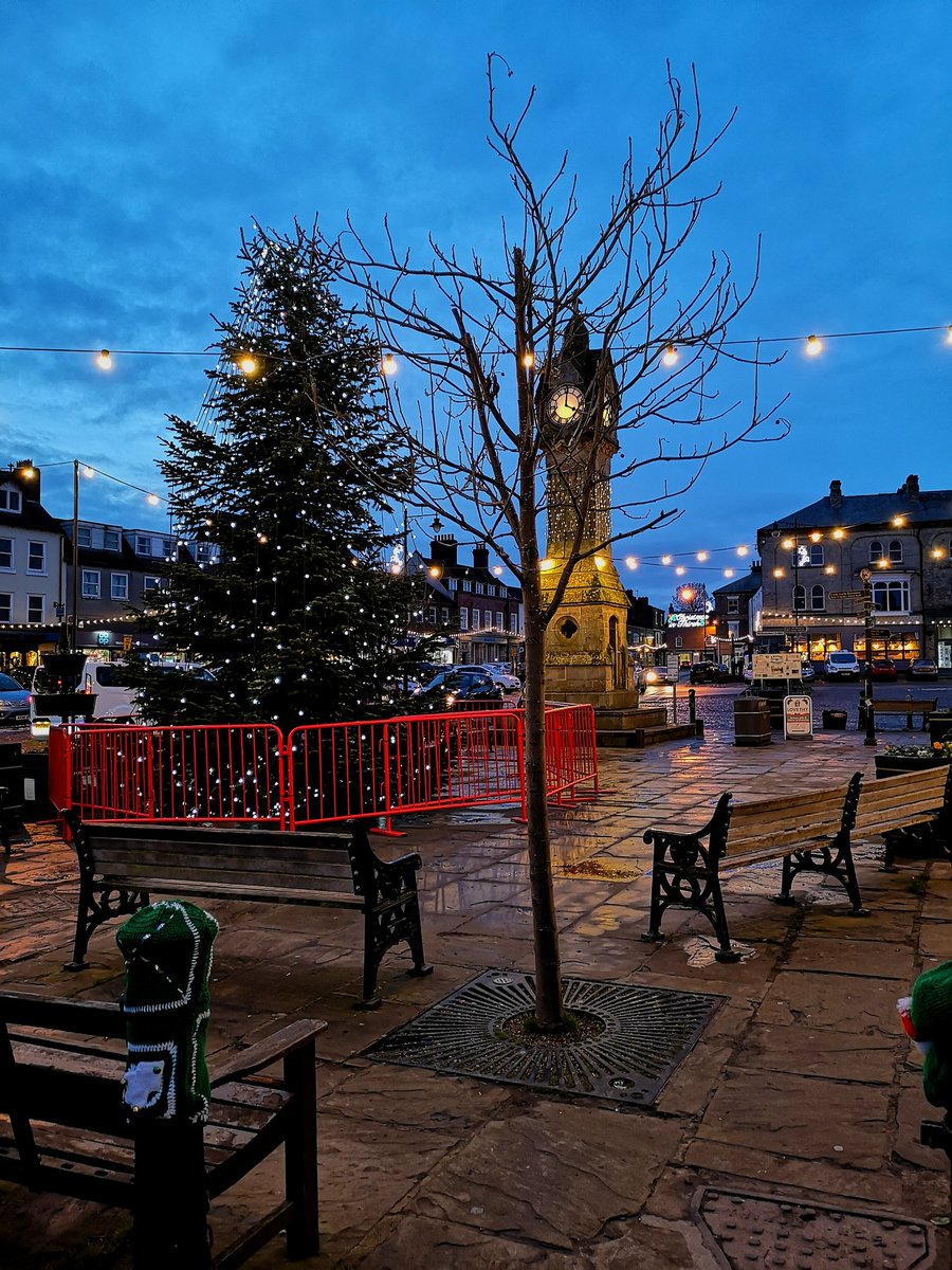 Everything looking Bloody lovely In #Thirsk tonight.
Sunset over the <a href="/ThirskRaces/">Thirsk Racecourse</a>
World of <a href="/jamesherriot/">James Herriot</a>
St Mary's Church, (The Cathedral without a City).
The Market Square. <a href="/ThirskTown/">Everything Thirsk</a>
<a href="/Thirskinfo/">Thirsk Tourist Info</a>
#BenchFans
#Yorkshire
#ChristmasTree
#Christmas2019