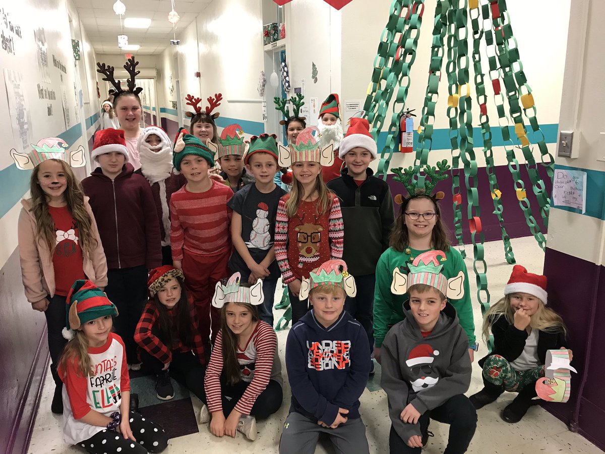 anna_allman's tweet photo. Santaโs Workshop #RoomTransformation! Elves were needed to solve math problems and build Santaโs toys ๐งธ๐
๐ผ๐#RESThinks @JenniferWarden5 @jenbrown224 #ThirdGrade #engagement https://t.co/ogJlfPVp3Q