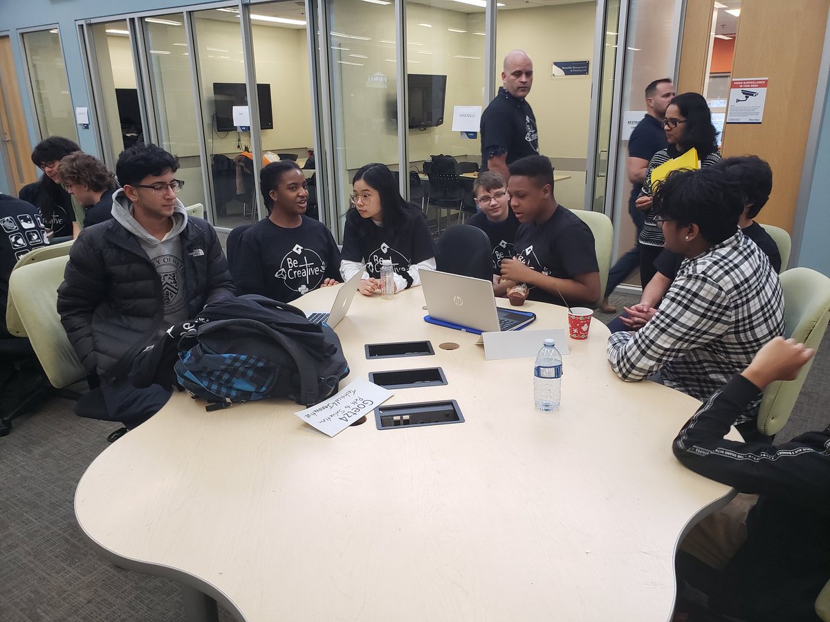 GoetzCoder's tweet image. @GoetzCoder participating at the DP game making competition at sheridan oakville @GoetzGators