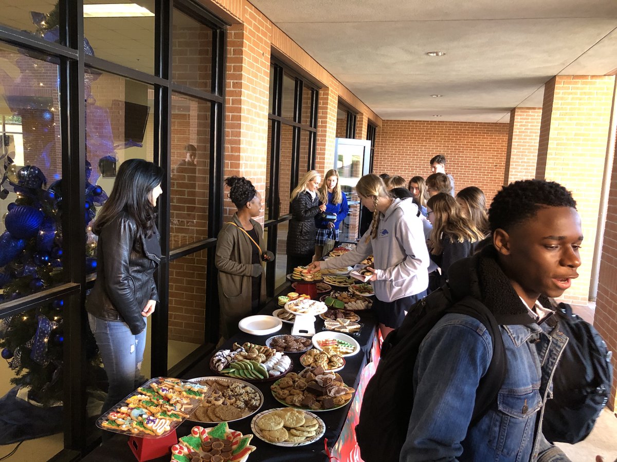 hcmustangs_'s tweet photo. Students get into the Christmas spirit today with a gift from the MPC of Cookies and Cocoa! Thanks so much to our tremendous parents for spreading their generosity and cheer throughout this holiday season! #hcstangs https://t.co/gPcV4bgVPv