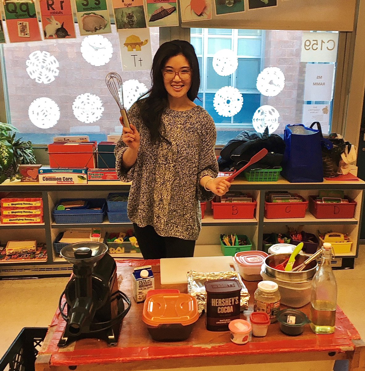 CCCNutrition's tweet photo. Guess what @chrissykeeem is cooking today with 4th graders? BLACK BEAN BROWNIES with BANANA ICE-CREAM. Yum! #CCCInternsinAction #RD2Be #cccRD2Be https://t.co/uACCxxy3cr