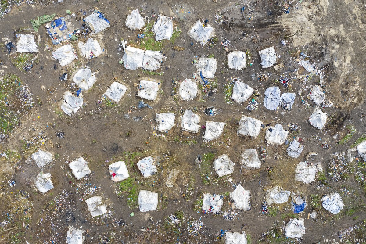 An aerial view of the "#Jungle" in #Vucjak, on #Bosnia’s north-west #border with #Croatia, the morning after the #eviction where lived 2000 #migrants
The day after, the tents had been destroyed and it looked like a #postwar scenario

#photojournalism #reportage #migration #drone