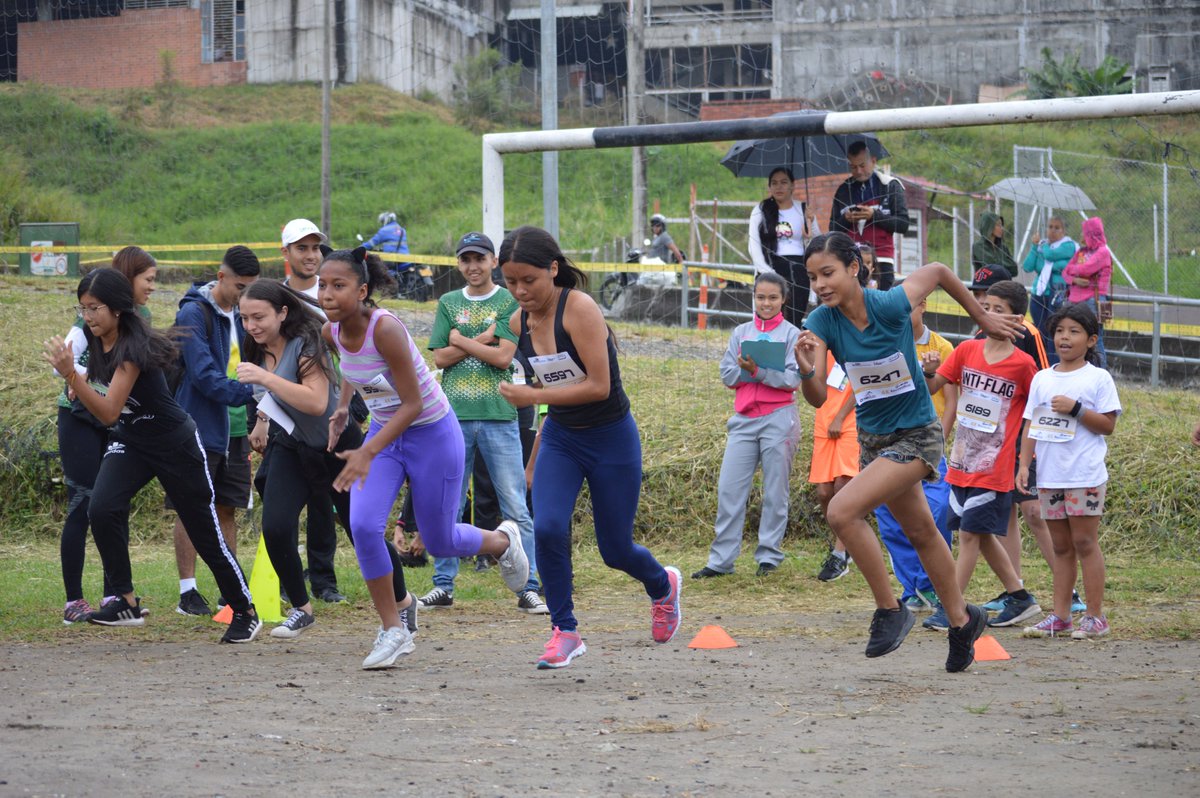 ImderaArmenia's tweet photo. 🗣 #IMDERA #EscuelasdeFormaciónDeportiva
.
Más de 6.000 personas fueron beneficiadas durante el 2019 con las 77 Escuelas de Formación del IMDERA en sus 13 disciplinas.
.
⚽🏐🎽🥅🏀🏃🏽
.
#HEVS #RecreandoComunidad #AlcaldíadeArmenia https://t.co/zH8kyL28SF