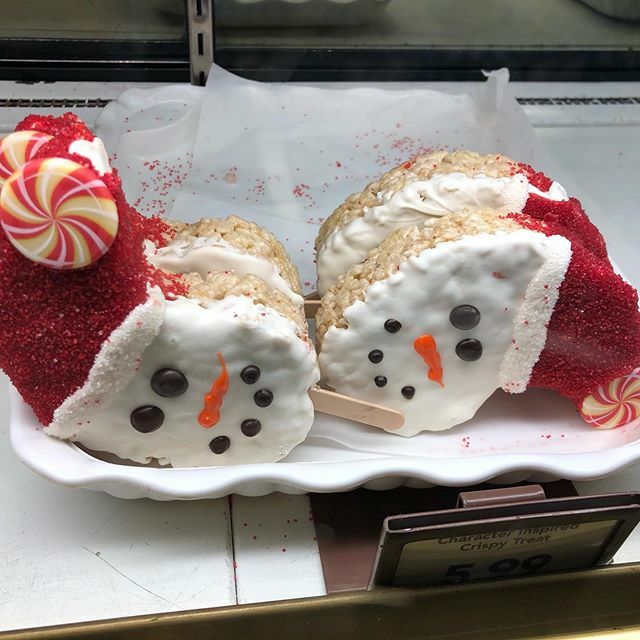 MousePlanet's tweet photo. Mmmmmmm. #photobytap #ricekrispytreats #snowman #santa #holidaysbeginhere #mouseplanet #treattuesdaymp #treat #disney #disneycaliforniaadventure #trolleytreats https://t.co/E42lDZUt7e @toddapickering https://t.co/IVVYgsiMPH