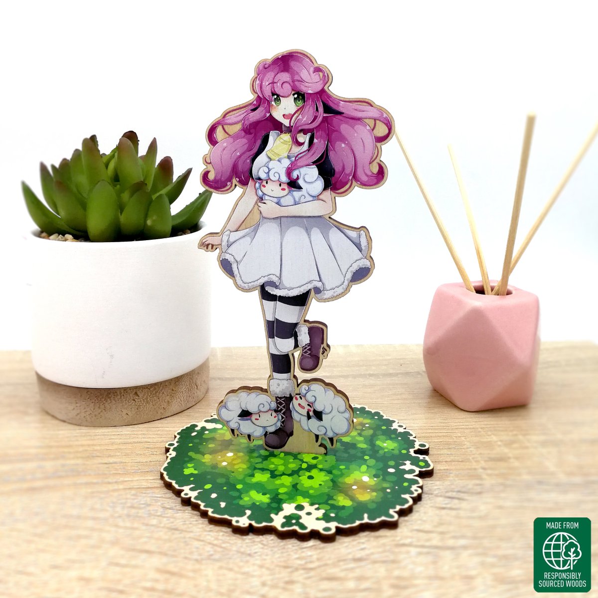 EniArtwork's tweet photo. Hey ! 2 nouveaux articles sont dispos sur la boutique ! Un Standee en bois de Hélène en attendant le gros projet (Car oui, elle est l'un des persos principaux de celui-ci !) Alors pour patienter vous pouvez l'afficher fièrement sur votre étagère ! Et aussi un petit stop pub !❤️ https://t.co/6Vd4o5c5aL