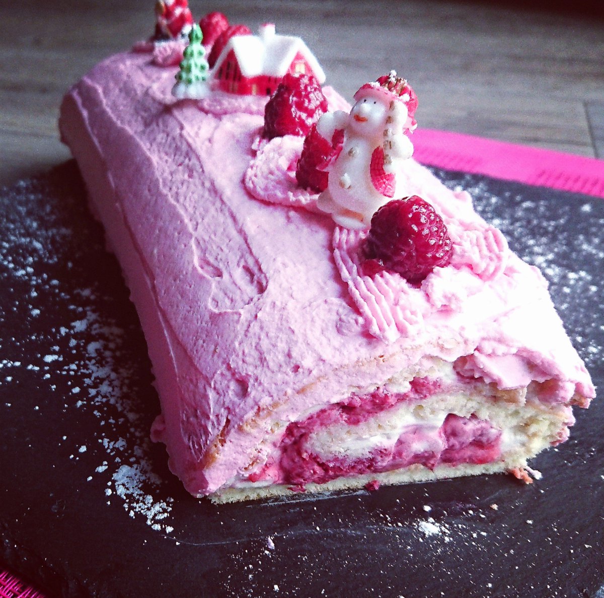 cookedeliss's tweet photo. Bûche framboise chantilly mascarpone réalisée avec mes Tupp 😉 #bûche #gateau #Alimentation #dessert #Noel #framboise #recipes #recette #foods #mascarpone #chantilly #cream https://t.co/BJS8aJ3hyF