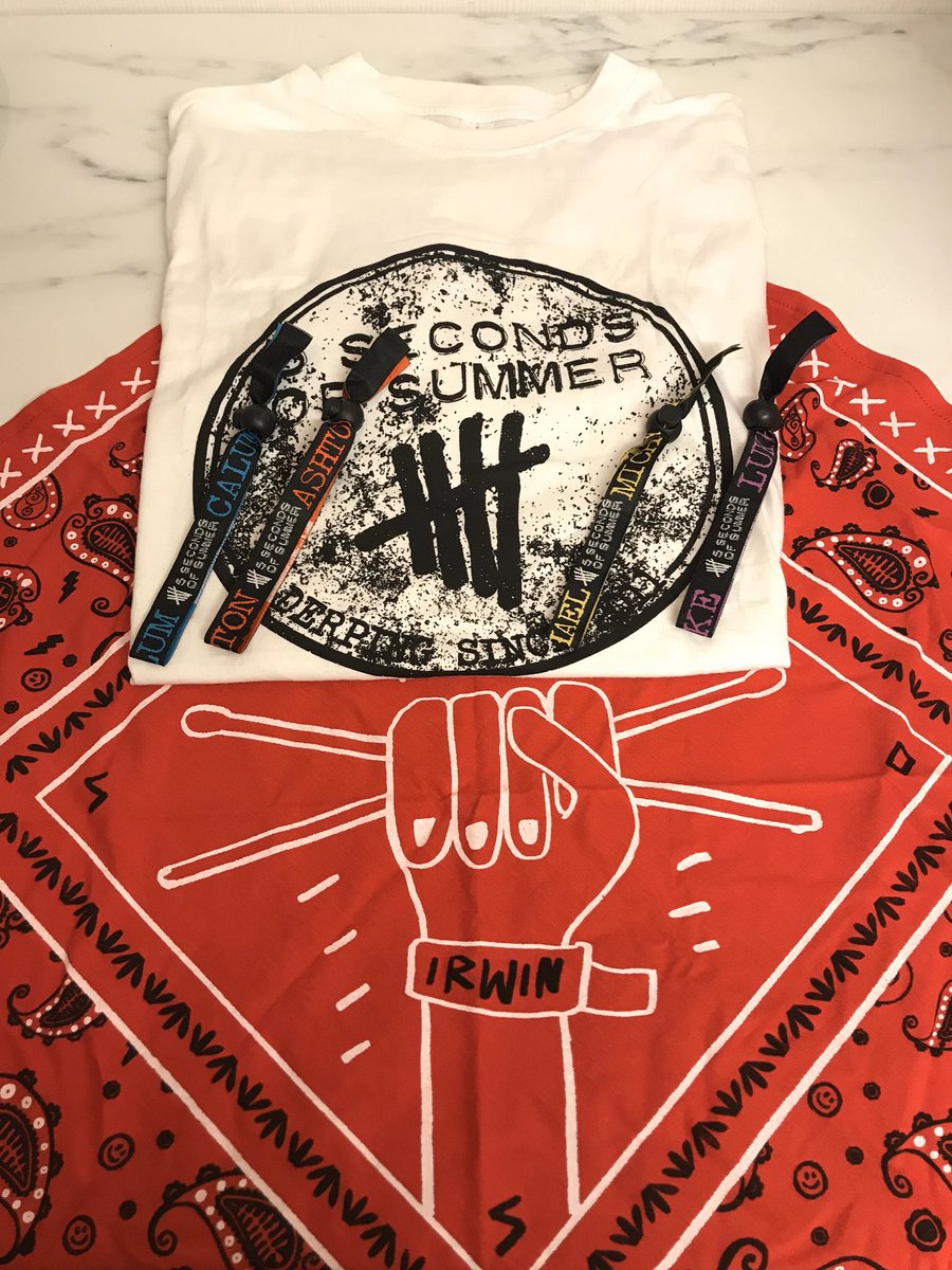 GIVEAWAY DAY 15!

Bundle #2! 

• t-shirt (S)
• Red Irwin Bandana 
• Wristbands 

We partnered with @isabelleziden on some cool giveaways! Follow us both and RT this to enter! 🥳

Winner will be picked in 24h, before next giveaway. 💬🕟 

Worldwide!🎄

#12DaysOf5SOSGiveaways 🎅🏻