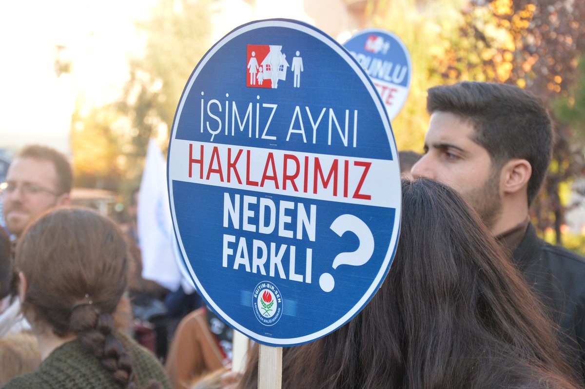 _aliyalcin_'s tweet photo. Sözleşmeli memur istihdamı; kabul edilmiş hatanın tekrarı, geçmişte yaşanmış sıkıntıları unutmanın adı, aynı kısır döngüye bir kez daha düşmenin tercihidir.

Sözleşmeli türü 40,
Sözleşmeli-kadrolu arası fark 26 oldu.
İşimiz aynı,haklarımız neden farklı?

#SözleşmeliMüjdeBekliyor https://t.co/9ytOpcXq6I
