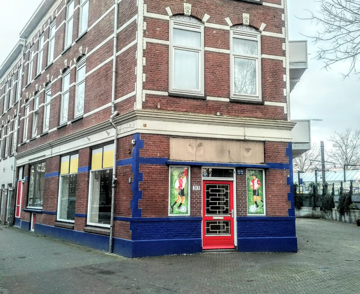 FootballCulture's tweet photo. KROEGLEVEN - En weer een stuk cultuur kapotdoodt. β«β«β« RIP CafΓ© Stadion Zuid aka "Het Kuipje van Rotterdam". Gelukkig hebben we hier afgelopen jaar lopen zitten te tanken. Ga naar de kroeg en Save Our PubCulture!!!
#RIP #Rotterdam #Kroegleven #HazesLifeπΊ https://t.co/qW1xW6P5mE
