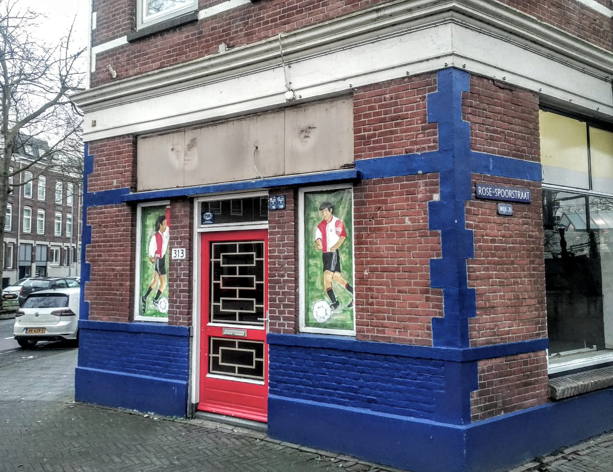 FootballCulture's tweet photo. KROEGLEVEN - En weer een stuk cultuur kapotdoodt. β«β«β« RIP CafΓ© Stadion Zuid aka "Het Kuipje van Rotterdam". Gelukkig hebben we hier afgelopen jaar lopen zitten te tanken. Ga naar de kroeg en Save Our PubCulture!!!
#RIP #Rotterdam #Kroegleven #HazesLifeπΊ https://t.co/qW1xW6P5mE