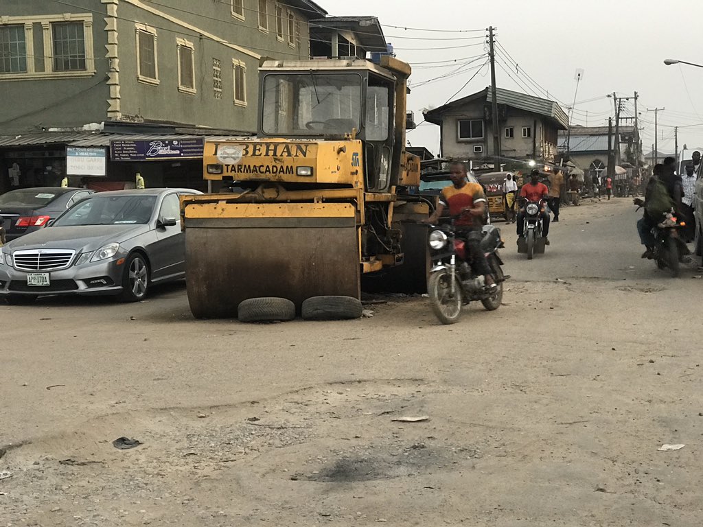 mttw_page's tweet photo. ⚠️ Danger Alert ⚠️
Report reached us, stating the danger that is likely to happen, if there is no measures to take out this contractor machine off the road.
There's no #CautionSign #DangerAlert, to alert motorist plying #Fafolu & #Kumuyi junction.
@OfficialHra @followlasg https://t.co/Xq1eRSSmbK
