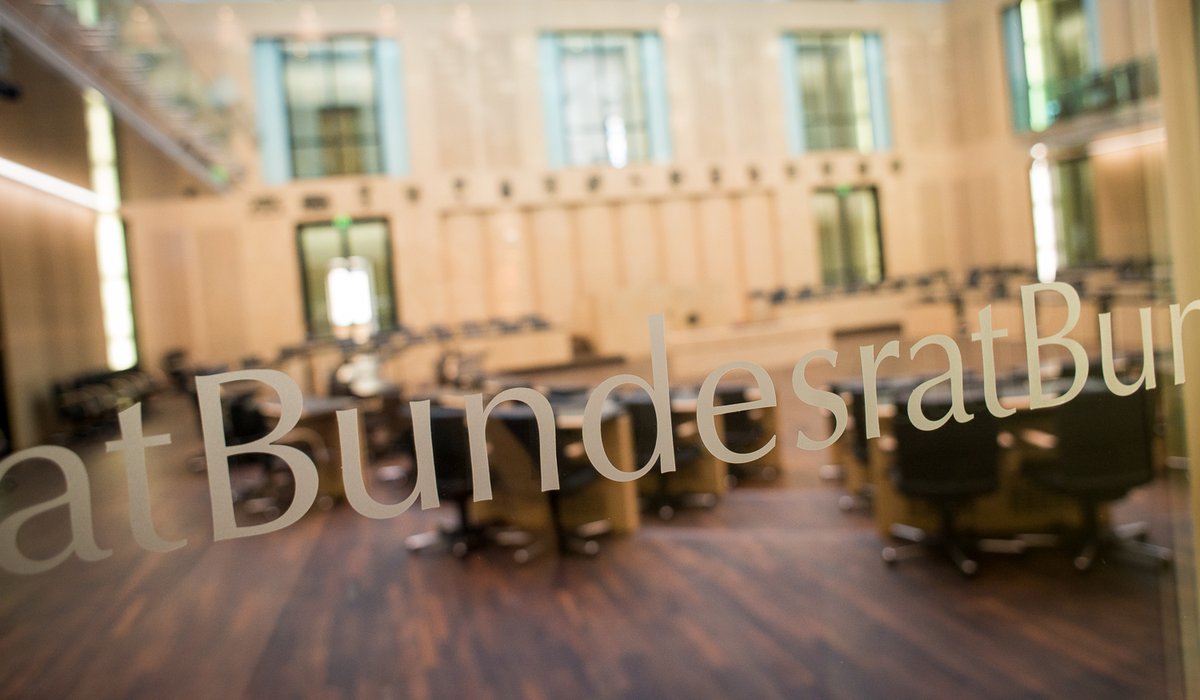 ApothekeAdhoc's tweet image. Bei der #PTAReform stehen neben der #Kompetenzerweiterung die #Ausbildungsdauer und -finanzierung auf der Agenda. Der #Bundesrat schlug ein Finanzierungsmodell über die Krankenhäuser vor. Die #PTA-Schulen sehen Ausbildungsfonds als mögliche Lösung. apotheke-adhoc.de/nachrichten/de…