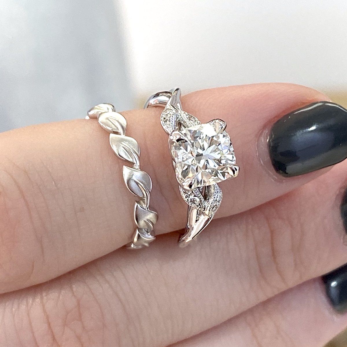 BrianGavin's tweet photo. Gleaming vines of high polished gold climb towards intertwined diamond leaves, presenting a sparkling center stone set in the Lyria Signature Crown!
Featuring 8 round cut #diamondmelee (.06 ctw) and a 1.5 H VS1 Brian Gavin Signature #HeartsAndArrows Cushion Diamond center stone. https://t.co/NMZKJjwqrF
