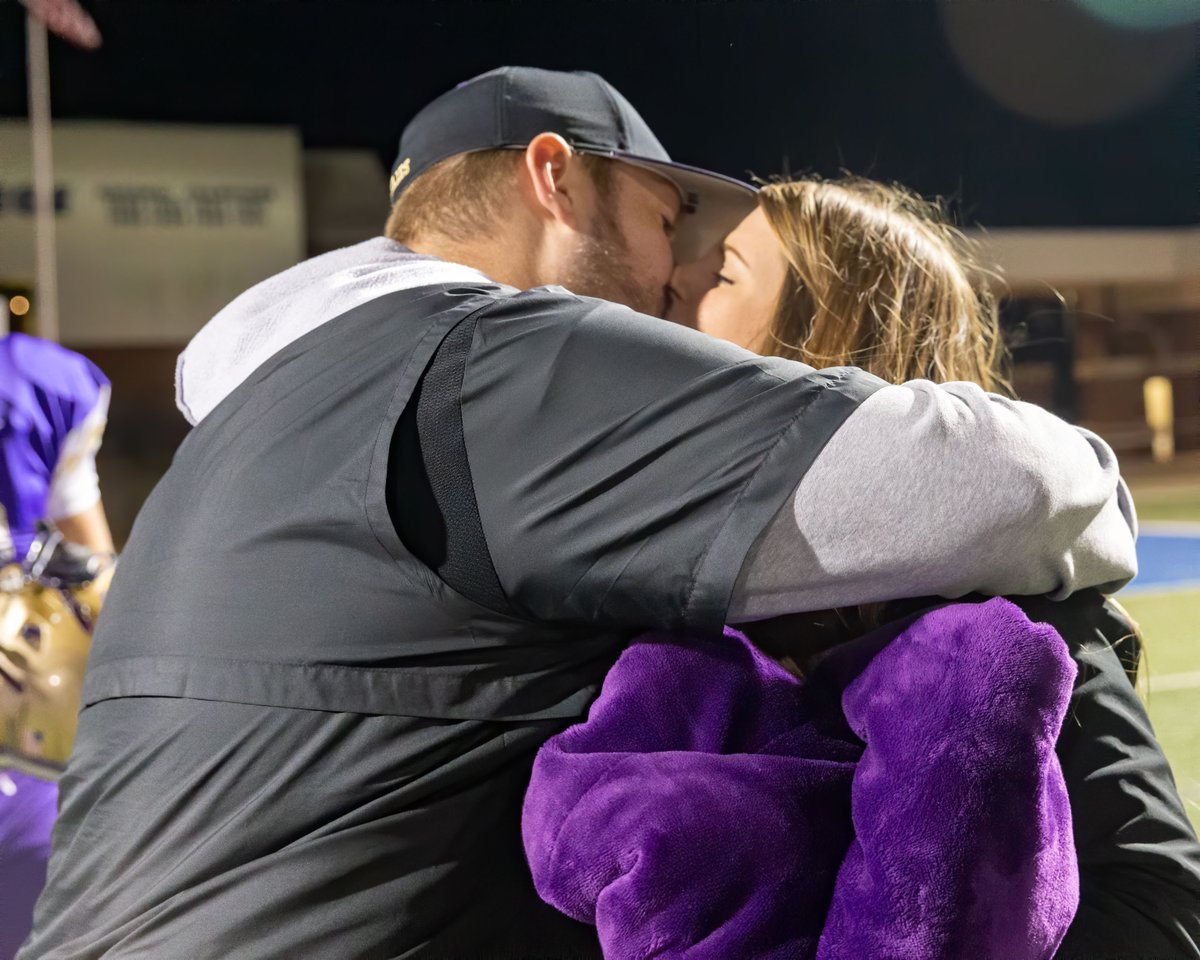 ButlerGrizzlies's tweet photo. The @ButlerGrizzlyFB team weren't the only ones taking home hardware after the @MidwestBowlOK game!

Congratulations to @CoachH_OL and his fiance Kelsey!

-Met👫in Miami, Ok in 2014
-4⃣ moves/coaching stops
-🔙 in Miami, OK on Dec. 8, 2019
-Grizzlies won a 🏆
-Kelsey won a💍 https://t.co/8A87GTfJSi