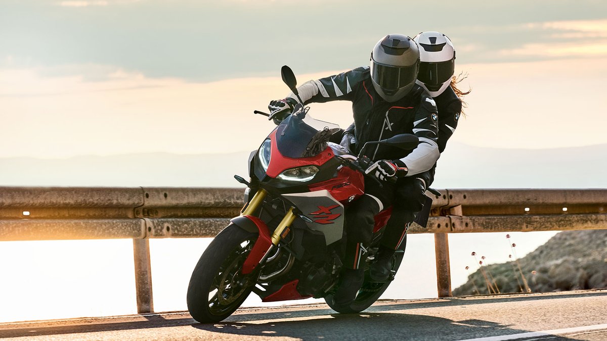 SandtonMotorrad's tweet photo. XR stands for the uncompromising combination of athleticism and long-distance performance: Adrenaline for days, curve for curve. On the new F 900 XR, you can keep hunting these curves without stopping – kilometre for kilometre. #BMW #Motorrad https://t.co/PblBPfB2Eg