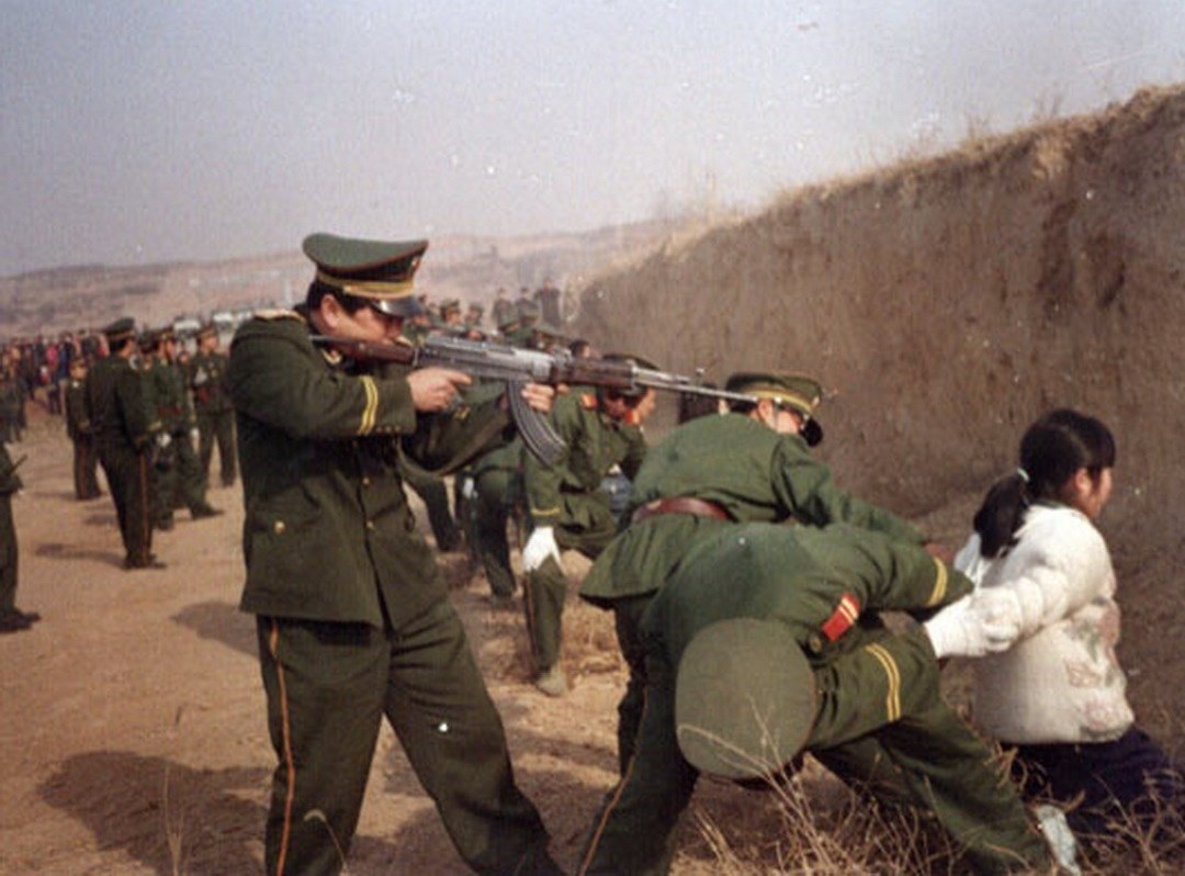 Расстрел хунвейбинов солдатами в 1969 г