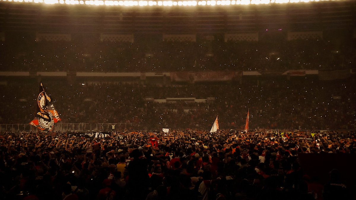 Bukan sedang rusuh, merayakan juara, apalagi kampanye. Ribuan orang ini turun ke lapangan untuk memberikan penghormatan kepada legenda mereka yang telah mengumumkan pensiun dari dunia sepakbola.

Who else? only The Great Bambang Pamungkas. 

Happy retirement, legend. <a href="/bepe20/">WHYGANK</a>