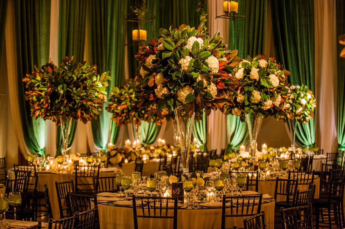 HMR_Designs's tweet photo. Burgeoning greens, crisp #hydrangea, pops of pretty π | #BirchDesignStudio @penchicago #wedding #weddingflowers https://t.co/mZ6YORBHzL