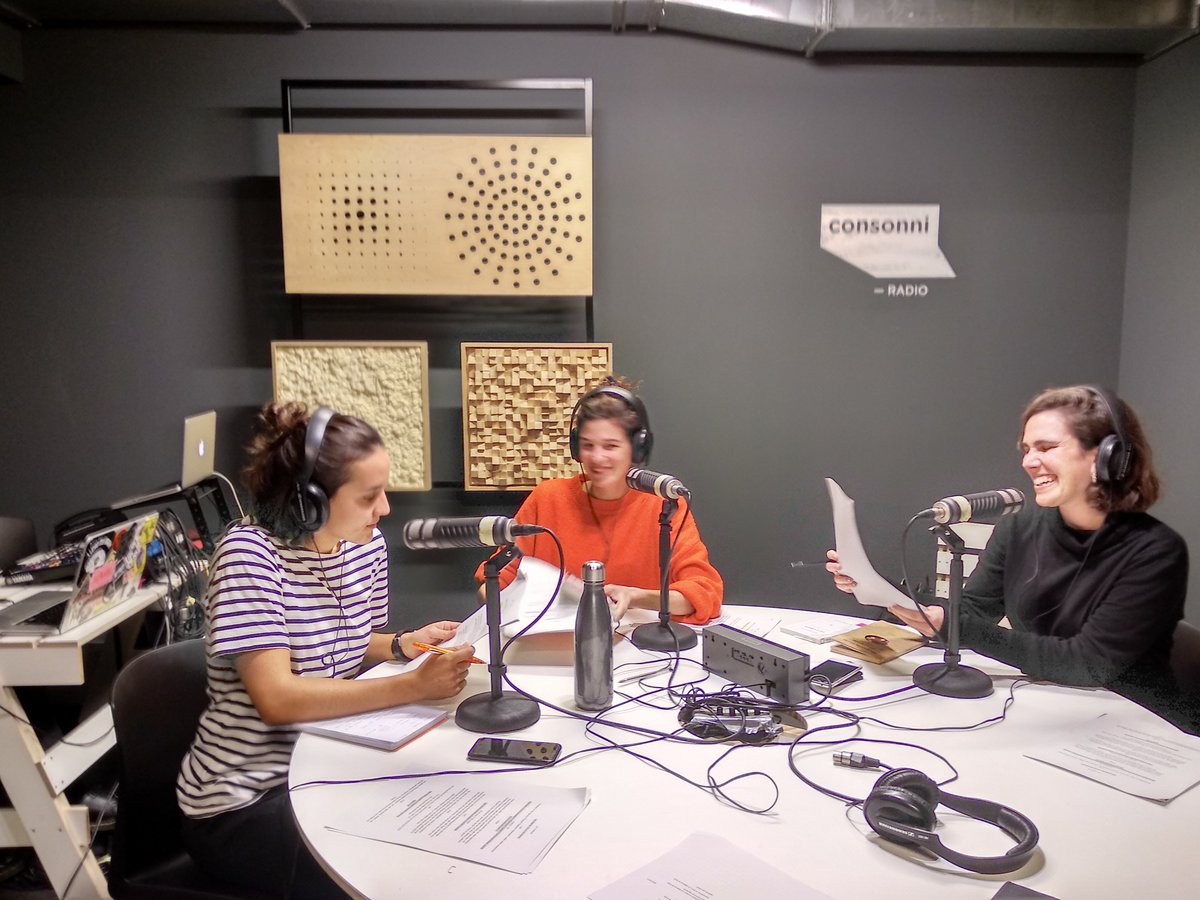 _consonni_'s tweet photo. @lur_olaizola @JoneLaCorbusier @AzkunaZentroa #EiderRodríguez idazlearekin hitz egiten dugu #MargariteDuras idatzitako liburua desberdinei buruz:
Streaming: https://t.co/VZruJbNxwO
#phoenixragazza #consonniradioconaz https://t.co/V3lXNOHowv