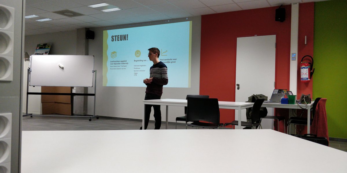 KjentoL's tweet photo. De laatste evening talk van dit semester, alumnus Mitch Mommers die een uitleg gaf over: Werken in een start-up! #thomasmore #itfactory #eveningtalk https://t.co/oDRl88iQeN