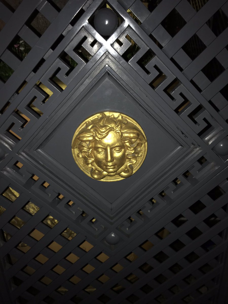 coach_them_up1's tweet photo. Ate at the Versace mansion lastnight #wheninmiami https://t.co/k5lUYhmL8U