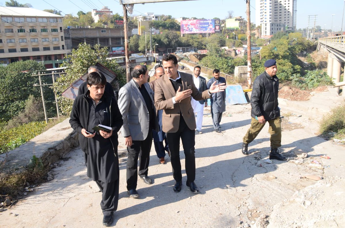 DCRawalpindi's tweet photo. @Imranbold @ImranKhanPTI @CMPunjabPK @GOPunjabPK @UsmanAKBuzdar Deputy Commissioner Rawalpindi visited said bridge  along with Highways and NHA Officials. https://t.co/mchsL67Zvg