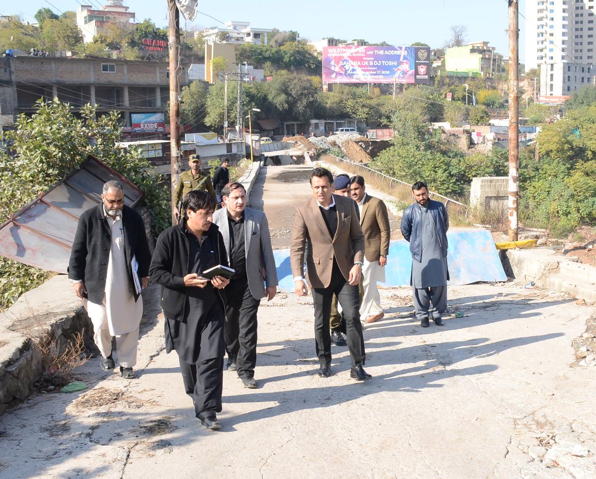 DCRawalpindi's tweet photo. @Imranbold @ImranKhanPTI @CMPunjabPK @GOPunjabPK @UsmanAKBuzdar Deputy Commissioner Rawalpindi visited said bridge  along with Highways and NHA Officials. https://t.co/mchsL67Zvg