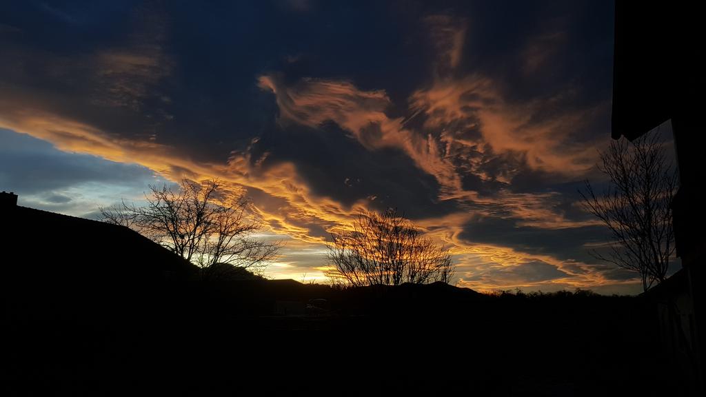 Föhnlage... 🔥
#föhn #föhnlage #jörgmaurer #alpenkrimi #17decembre2019 #18grad #burningsky #bgl #freilassing #oberbayern <a href="/BR_Oberbayern/">BR_Oberbayern</a>