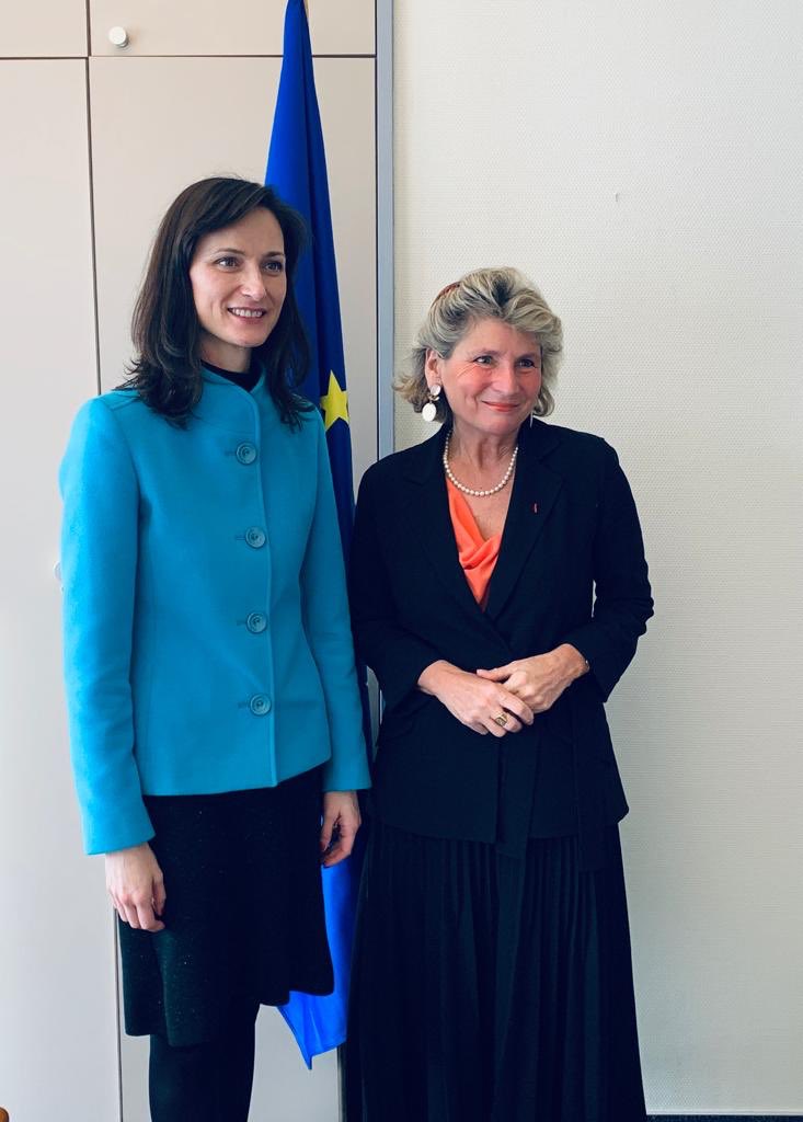 GabrielMariya's tweet image. Merci @ChiaraCorazzaWF pour votre engagement et le travail via @Womens_Forum. Nous partageons la même ambition : plus de femmes dans les #STEAM! De nombreuses idées d’initiatives. Je compte sur notre coopération pour les faire avancer. #WomenInDigital #digitalskills #AI