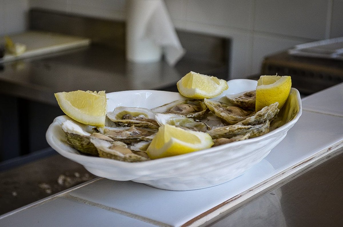 AbrazoMercado's tweet photo. ¿Se te antojan unas ostras frescas?¿Unas berenjenas grilladas con palta?¿Unos fierritos de entrañas con camotes asados? ¡Entonces no te pierdas visitarnos! Ya inauguramos para otorgar la mejor atención en nuestras instalaciones con la mejor carta. #ciudadempresarial #chileanfood https://t.co/rR0PRKsaw2