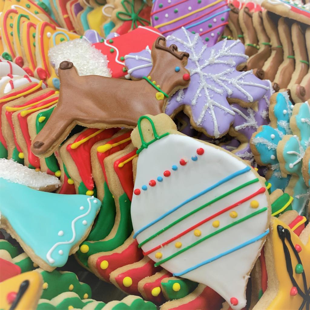 We are in full Holiday party mode! These cookies are almost too pretty to eat!  🎁 🎄 🎅 ❄️ 

#DoubleTreeDen