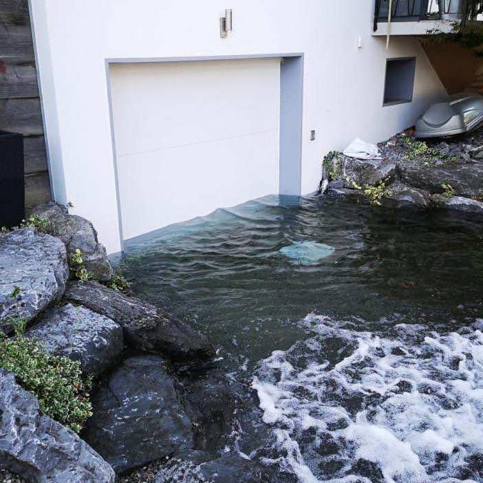 Hydroprotect's tweet photo. 🌊🤛#Aqualock chez les Helvètes !🇨🇭
Test après pose en #Suisse 
🔝Grande satisfaction du client ! 
🛡️#Dispositif #protection contre #inondation  #ruissellement débordement #égout
✅#Anticipation #prévention #sécurité #résilience #Floodbarrier #Wateroverlast #Hochwasserschutz https://t.co/E3tbtVOjBX